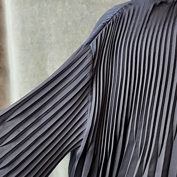 Vince Black Pleated Top Size M - Picture 5 of 11